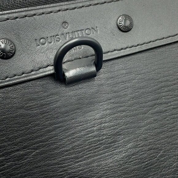 LOUIS VUITTON Pochette・Discovery Monogram Shadow Noir - Picture 5 of 16